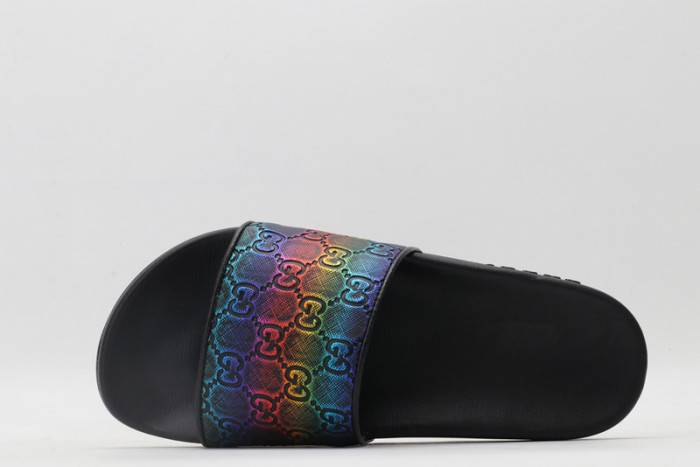 G*u*i slippers