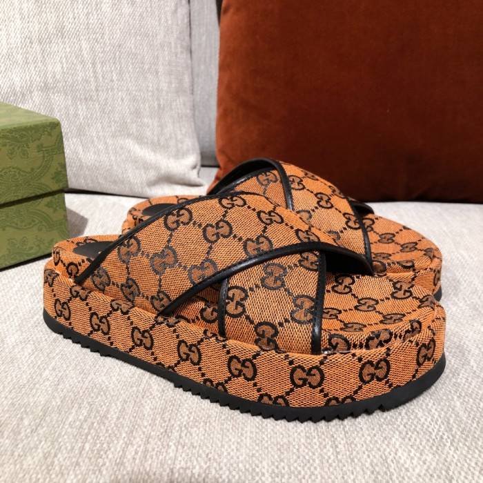 G*u*i slippers