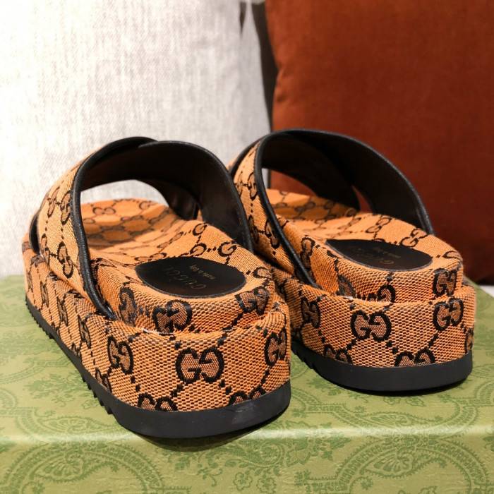 G*u*i slippers