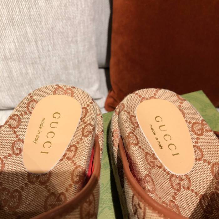 G*u*i slippers