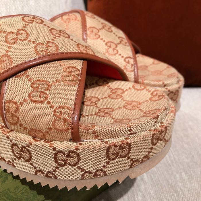 G*u*i slippers