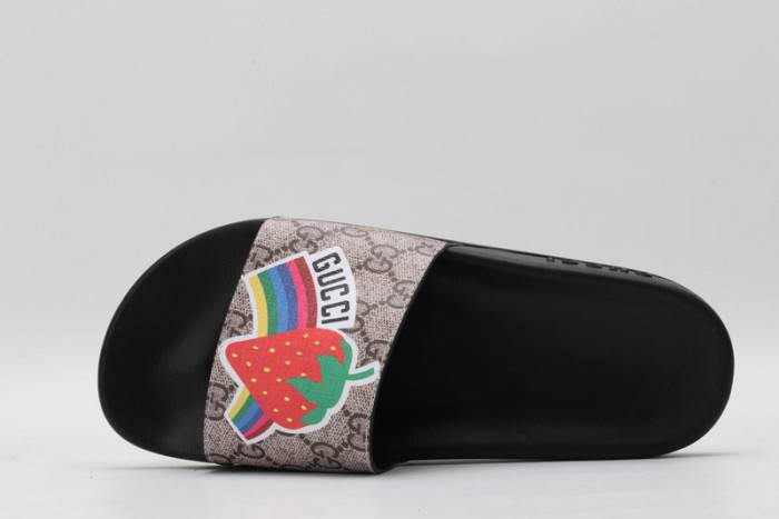 G*u*i slippers