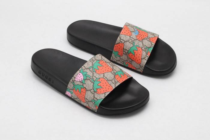 G*u*i slippers