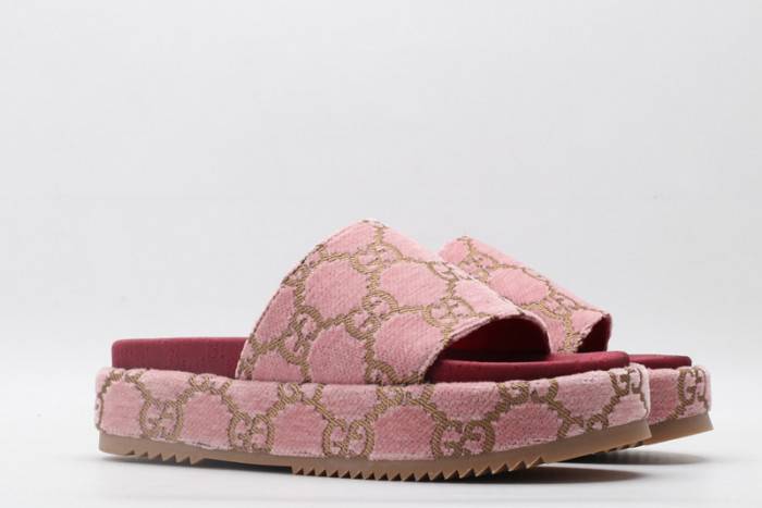 G*u*i slippers
