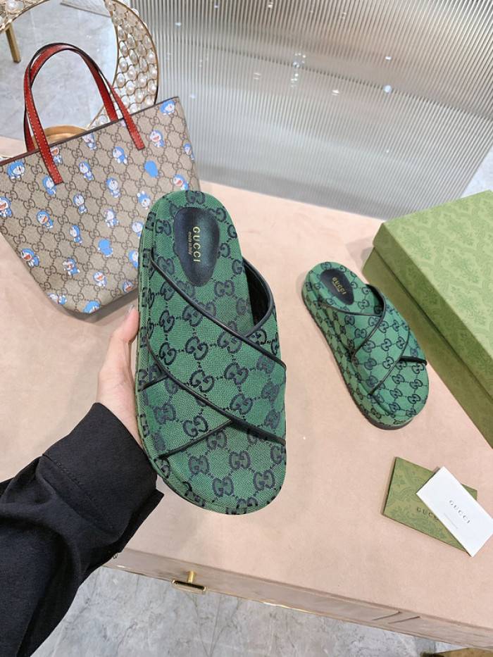 G*u*i slippers