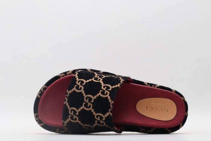 G*u*i slippers
