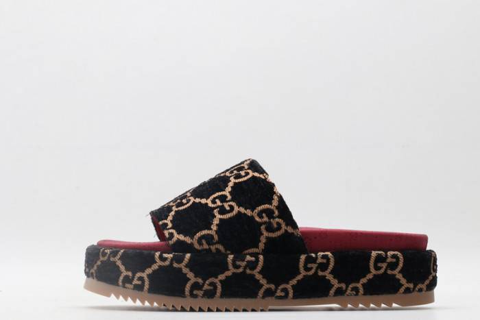 G*u*i slippers