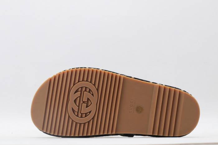 G*u*i slippers