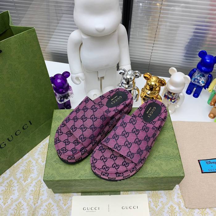 G*u*i slippers
