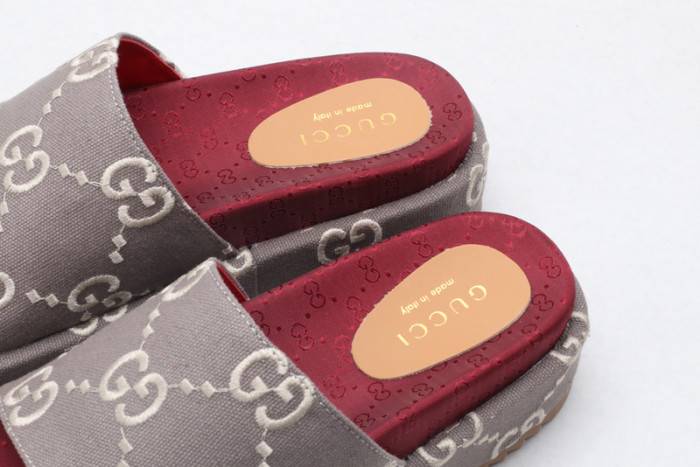 G*u*i slippers