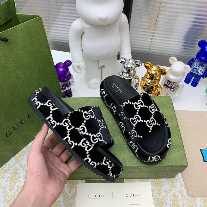 G*u*i slippers
