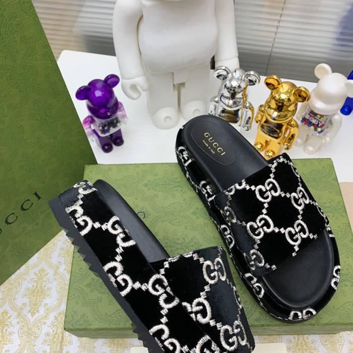 G*u*i slippers
