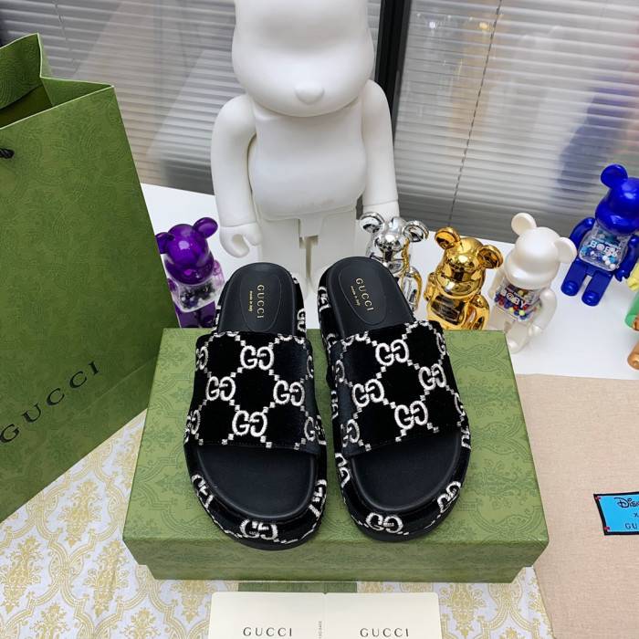G*u*i slippers