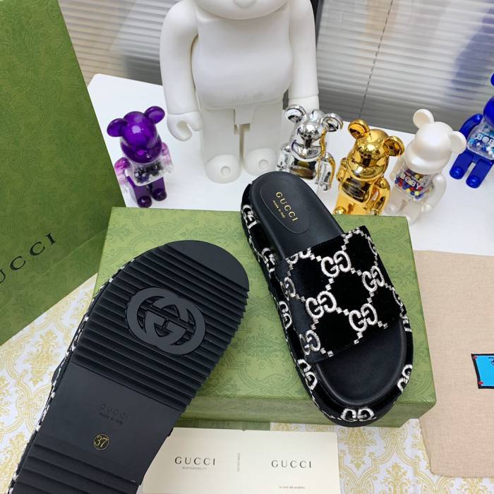 G*u*i slippers