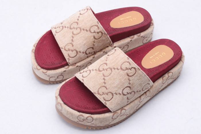 G*u*i slippers