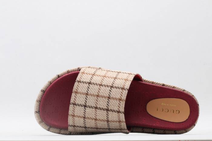 G*u*i slippers