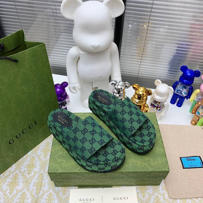 G*u*i slippers