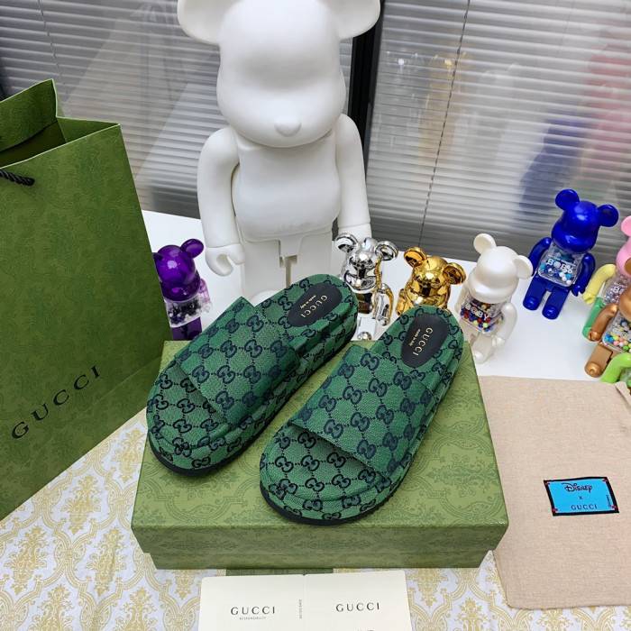 G*u*i slippers
