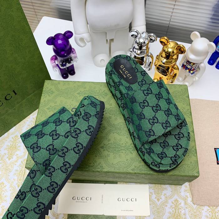 G*u*i slippers