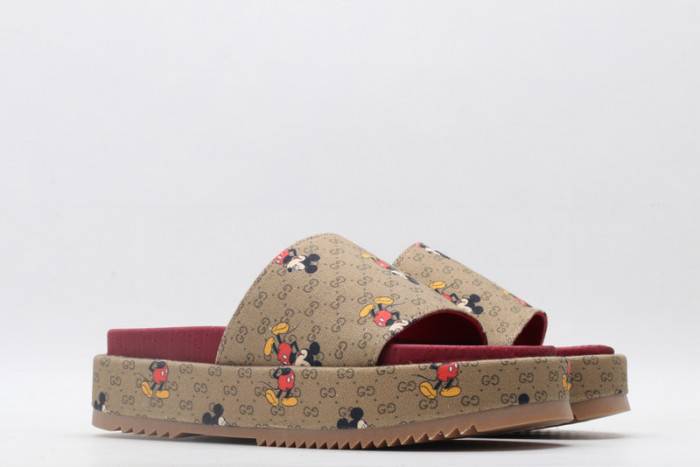 G*u*i slippers