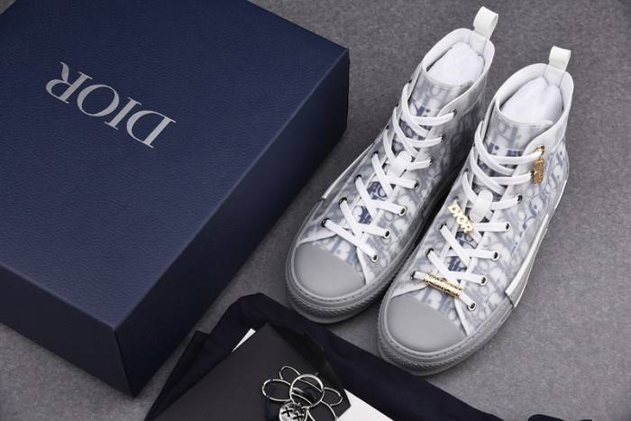 D10R B23 Oblique High Top Sneaker