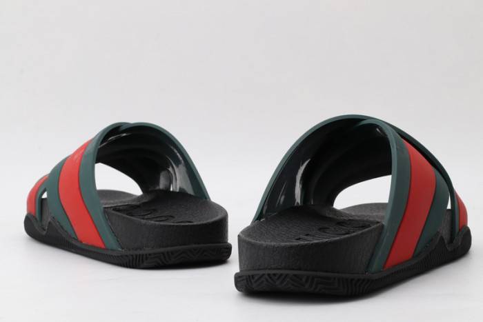 G*u*i slippers