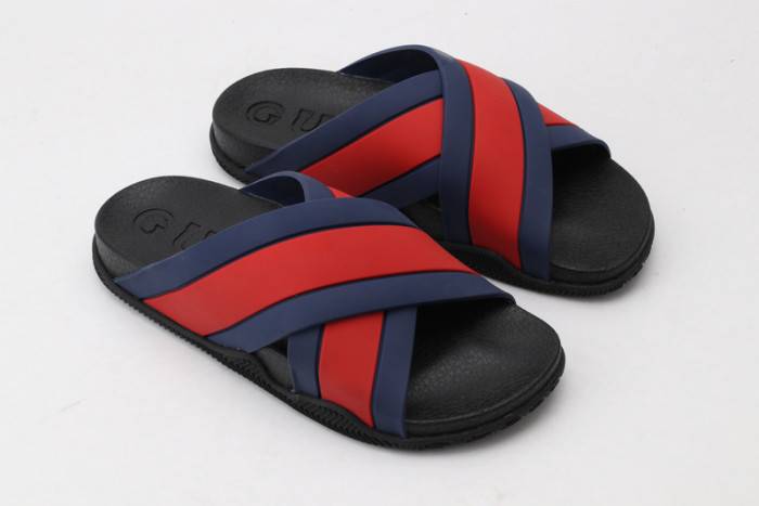 G*u*i slippers