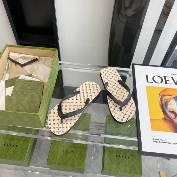 G*u*i slippers