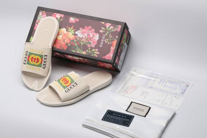 G*u*i slippers