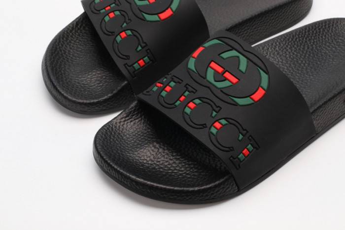 G*u*i slippers