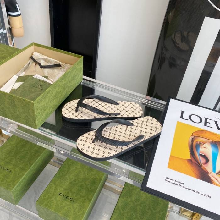 G*u*i slippers