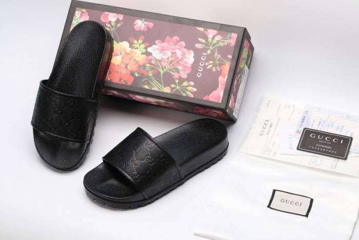 G*u*i slippers
