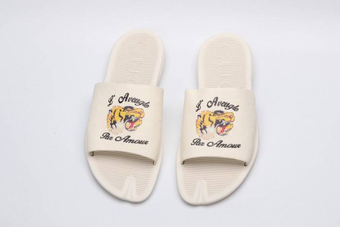 G*u*i slippers