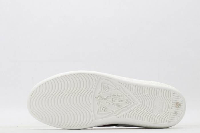 G*u*i ace embroidered low-top sneaker 611377d0pe09064