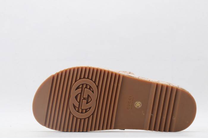 G*u*i slippers