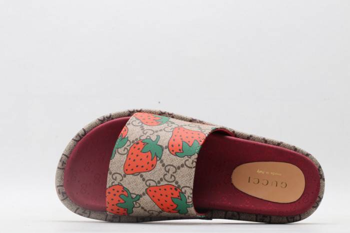 G*u*i slippers