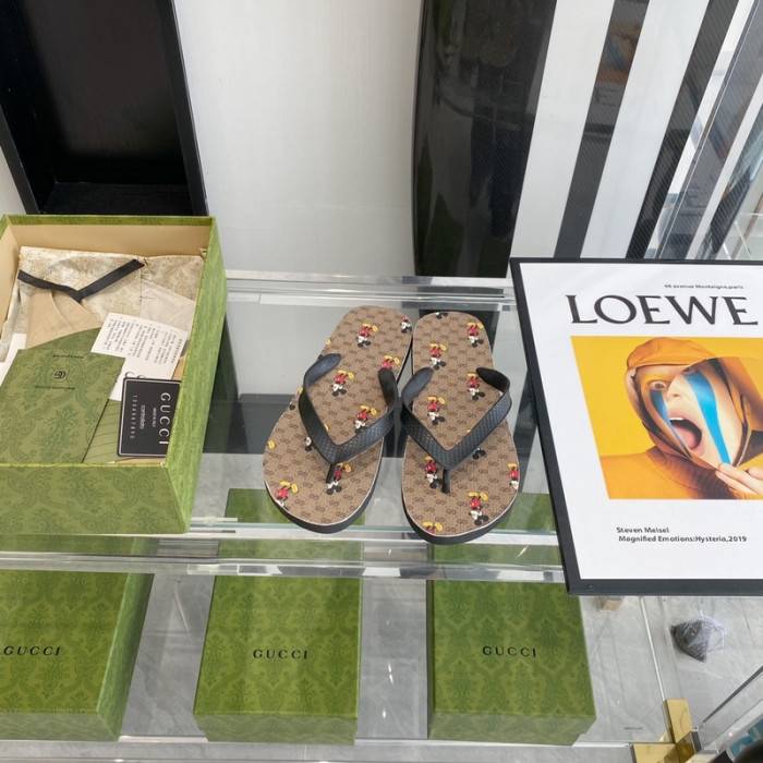 G*u*i slippers