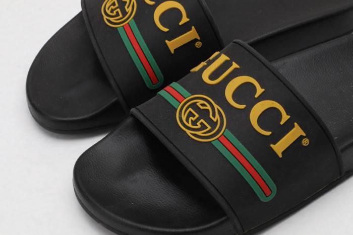 G*u*i slippers