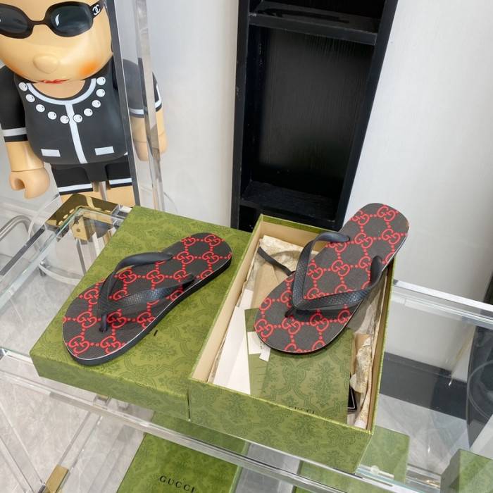 G*u*i slippers