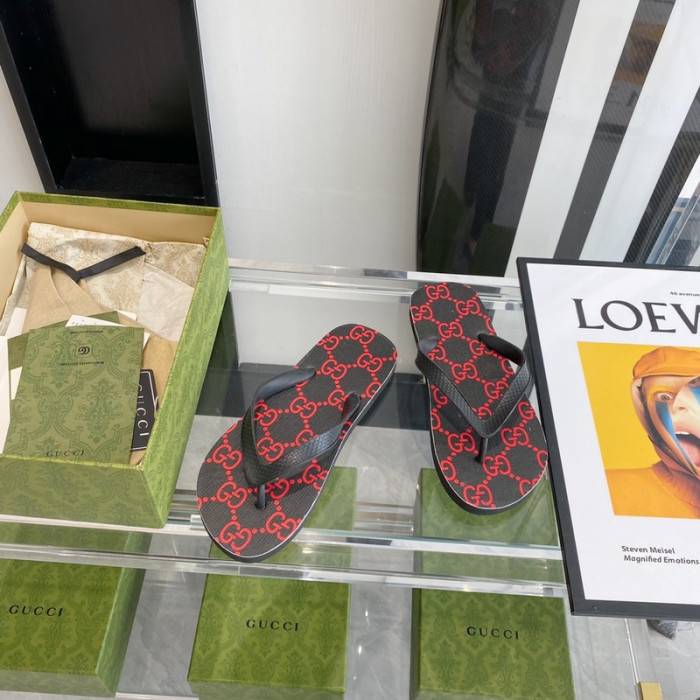 G*u*i slippers
