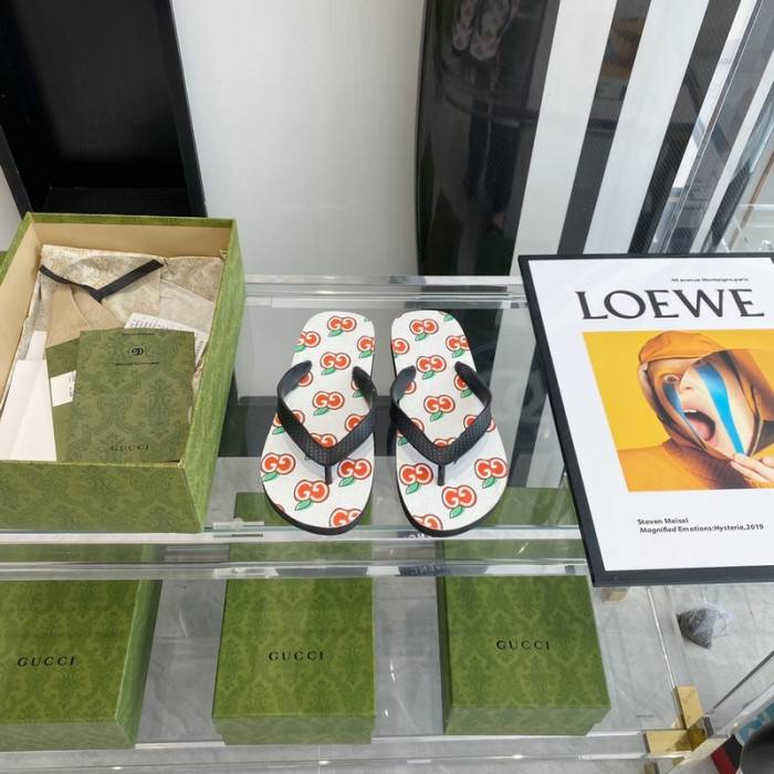 G*u*i slippers