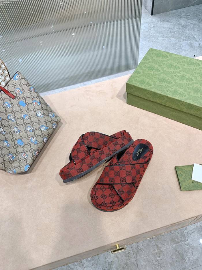 G*u*i slippers