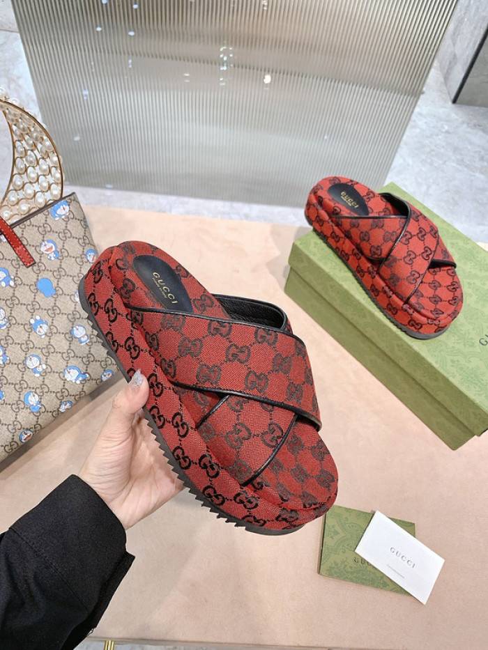 G*u*i slippers
