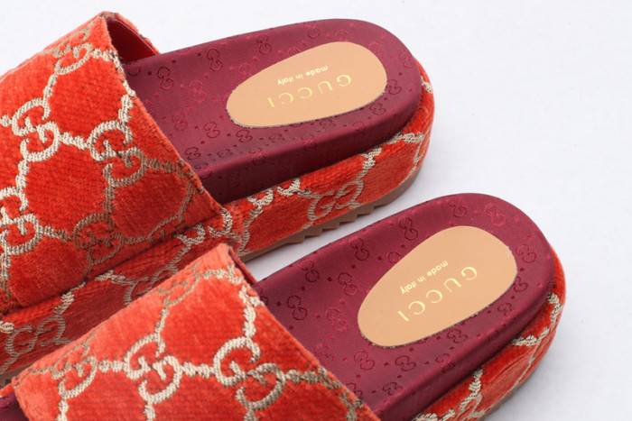 G*u*i slippers