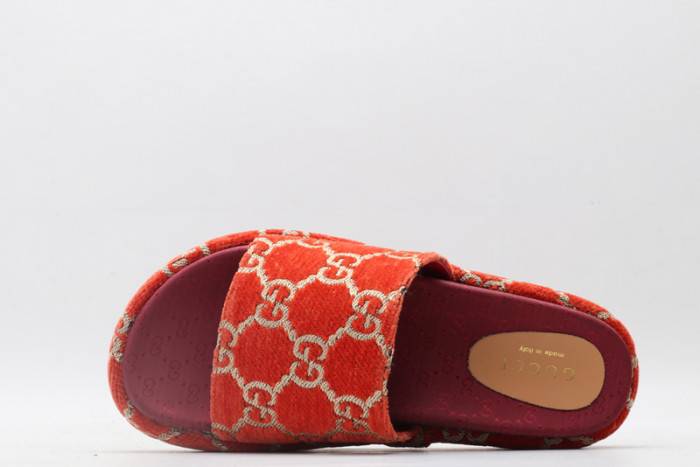 G*u*i slippers