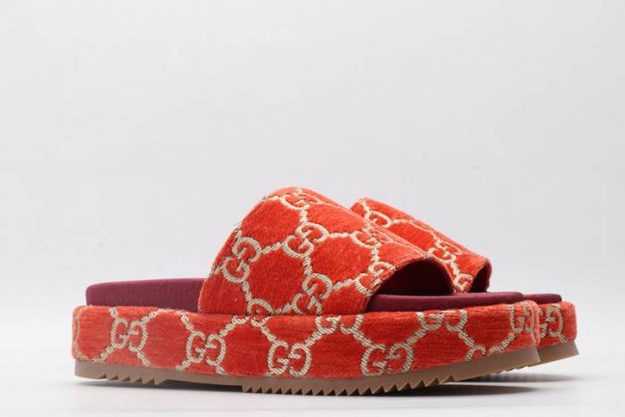 G*u*i slippers